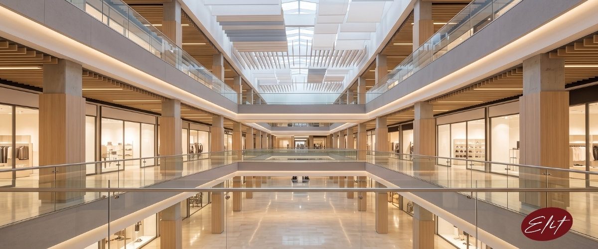 Elit Acoustic AVM ve mağaza akustiği: atrium yankı kontrolü ve akustik baffle tavan uygulaması