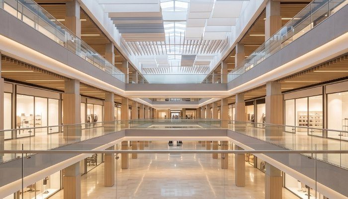 Elit Acoustic AVM ve mağaza akustiği: atrium yankı kontrolü ve akustik baffle tavan uygulaması