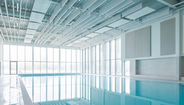 Elit Acoustic kapalı yüzme havuzu akustiği: neme dayanıklı ses emici panellerle çınlama kontrolü