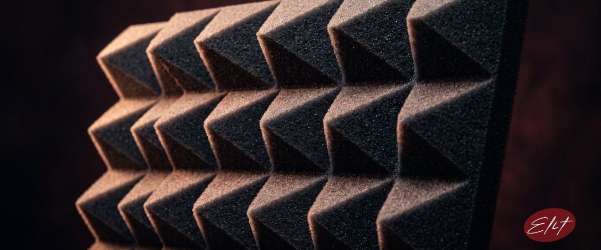 Duvara kaplanmış akustik sünger ile ses yalıtımı arasındaki farkı anlatan görsel