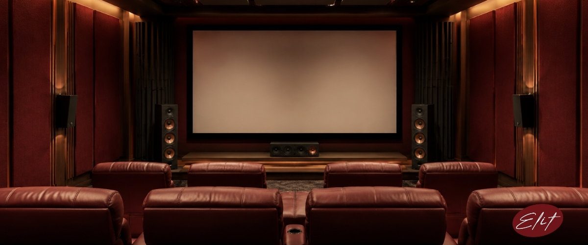 Ev sinema odasında akustik panel, bas tuzağı ve hoparlör yerleşimi düzenlemesi