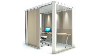 Bağımsız ofis bölümü bej sürgülü panelli cam kabin, içinde laptoplu çalışma masası ve ergonomik koltukla tekli ofis düzeni