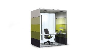 Bağımsız ofis bölümü yeşil tonlu panelli tek kişilik kabin, masa lambalı çalışma masası ve ergonomik koltuğuyla