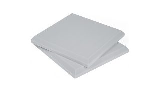 Üst üste kaydırılmış iki açık gri pahlı Basotect panel