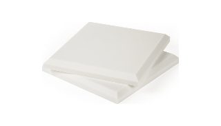 Üst üste kaydırılmış iki beyaz pahlı Basotect panel