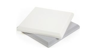 Beyaz ve açık gri pahlı Basotect panellerin üst üste görünümü