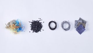 Camira Cara'nın malzemeden kumaşa üretim sürecini gösteren düzen: renkli elyaf, granül, iplik ve kumaş örnekleri beyaz zeminde