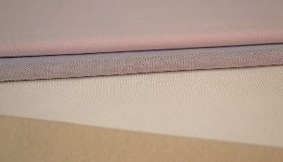 Camira Era 170 kumaşının pembe ve krem tonlarında ince balıksırtı dokulu yüzeyi