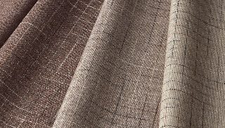 Camira Kyoto kumaşının kahve, taupe ve krem tonlarında ince ızgara desenli dökümlü yüzeyi