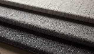 Camira Kyoto kumaşının krem, gri ve antrasit tonlarında ince ızgara desenli katmanlı kıvrımları
