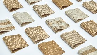 Camira Monochrome Sett II yün ve keten kumaşının dama, dalga, hasır ve çizgi desenli örnekleri, sıcak taba ve krem tonlarda beyaz zeminde ızgara düzeninde