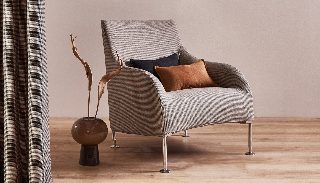 Camira Monochrome Sett siyah beyaz mikro kazayağı desenli kumaşla döşenmiş koltuk, kazayağı perde ve lacivert, taba minderlerle