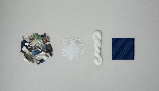 Camira Oceanic'in geri dönüşüm süreci: toplanan plastik atık, şeffaf PET pulları, eğrilmiş beyaz iplik ve lacivert bitmiş kumaş