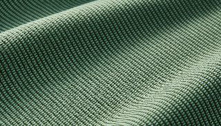 Camira Oceanic geri dönüştürülmüş polyester kumaşının deniz yeşili çift tonlu dimi dokusunun yakın çekimi
