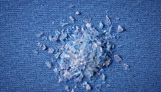 Camira Quest'in ham maddesi olan geri dönüştürülmüş PET plastik parçacıkları, mavi Quest kumaşı üzerinde