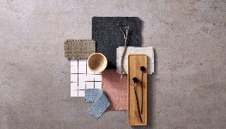 Camira Sumi yün kumaşının antrasit, haki, krem, pudra ve mavi örnekleri, ahşap kase ve kuru dallarla Japon esintili moodboard düzeninde
