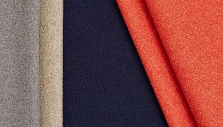 Camira Synergy 170 yün kumaşının gri, bej, lacivert ve turuncu tonlarında açılı renk kompozisyonu