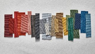 Camira Upland polipropilen kumaşının kırmızı, mercan, gri, mavi, hardal, yeşil ve lacivert tonlarda yelpaze biçiminde dizilmiş dokulu örnekleri