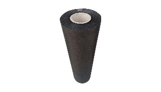 Fibertex akustik kumaşın rulo ucundan görünen kalın siyah nonwoven dokusu