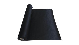 Rulodan açılan siyah Fibertex nonwoven akustik kumaşın yüzeyi