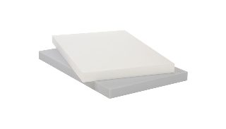 Üst üste istiflenmiş beyaz ve açık gri melamin köpük plakaları