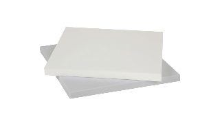 Beyaz ve açık gri melamin köpük plakalarının açılı istifi