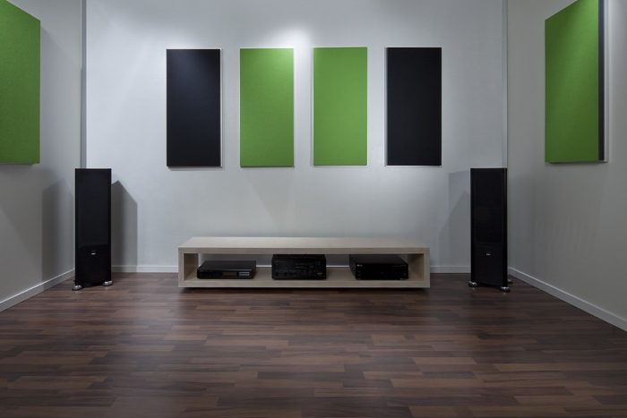 Hi-fi dinleme odasında yeşil ve siyah kumaş kaplı akustik duvar paneli uygulaması