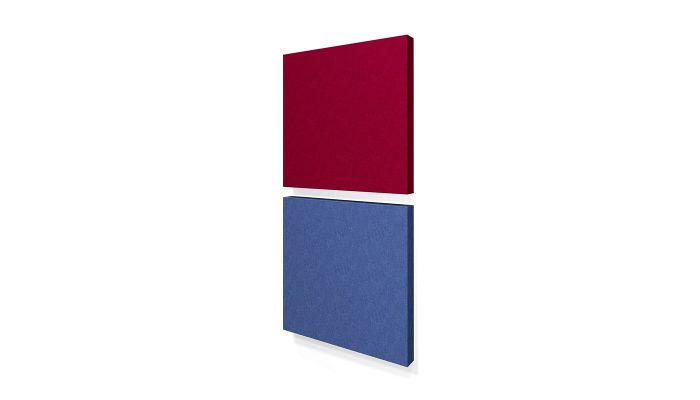 Üst üste yerleştirilmiş bordo ve mavi kare kumaş kaplı akustik panel ikilisinin açılı çekimi