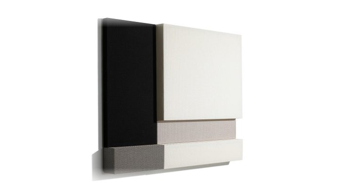 Siyah, beyaz ve gri şeritli kumaş kaplı 3D akustik panel bloğu yandan perspektif çekim