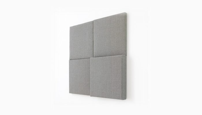 Gri kumaş kaplı dört kare modüllü 3D akustik panel, kademeli derinlik detayıyla açılı çekim