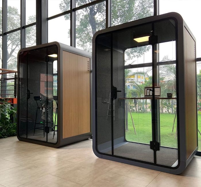 Açık ofis kabini showroom alanında iki farklı boy kabin