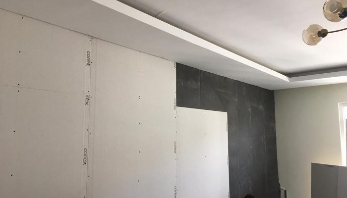 Duvardaki ağır ses bariyeri katmanının üzerine alçıpan plakalarla giydirilmesi