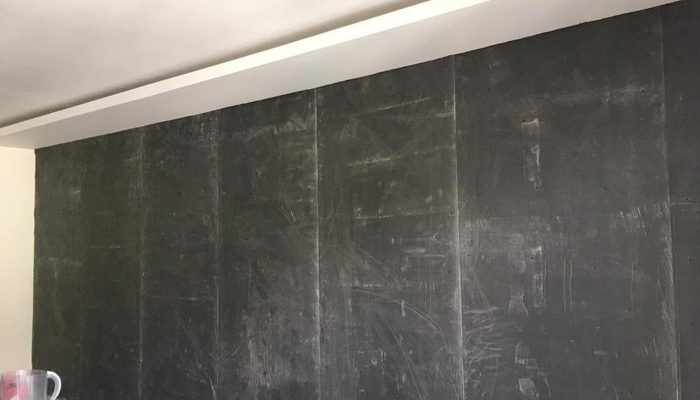 Ağır ses bariyeriyle tam kaplanmış duvar yüzeyi ve bindirmeli ek dikişleri