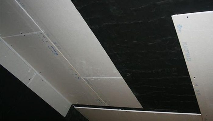 Tavandaki ağır ses bariyeri katmanının üzerine alçıpan plakaların monte edilmesi