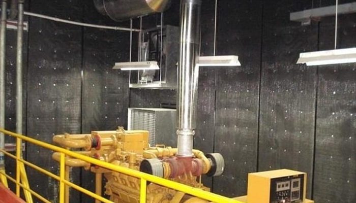 Jeneratör dairesinde duvar ve tavanı kaplayan ağır ses bariyeri