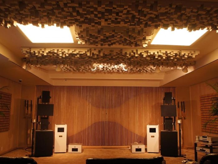 Dinleme odası tavanına uygulanmış geniş ahşap akustik difüzör panel dizilimi