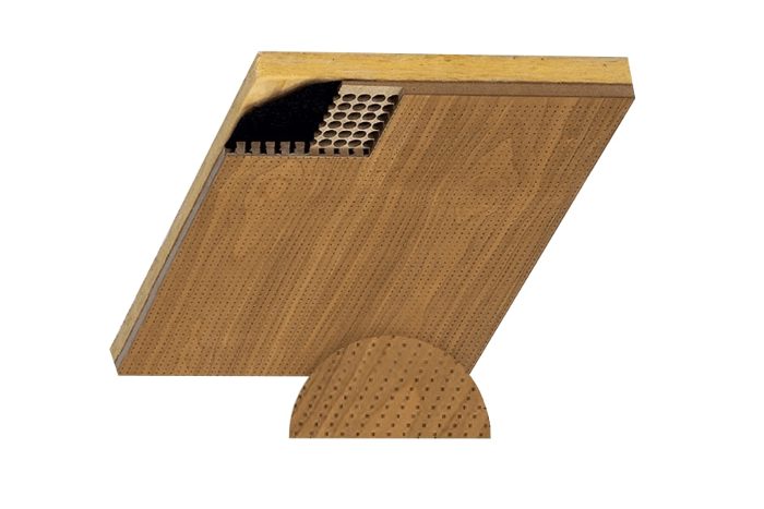 Ceviz tonlu mikro delikli ahşap akustik panel kesiti; petek çekirdek ve siyah kumaş katmanı görünüyor