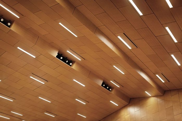 Derslikte mezanin katıyla birlikte tüm duvarı kaplayan ceviz tonlu ahşap akustik panel uygulaması