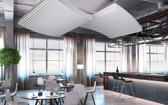 Restoran tavanına dalgalı düzende monte edilmiş beyaz akustik baffle paneller