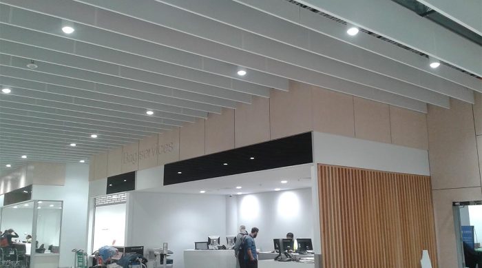 Havalimanı bagaj bankosu tavanında beyaz akustik baffle panel uygulaması