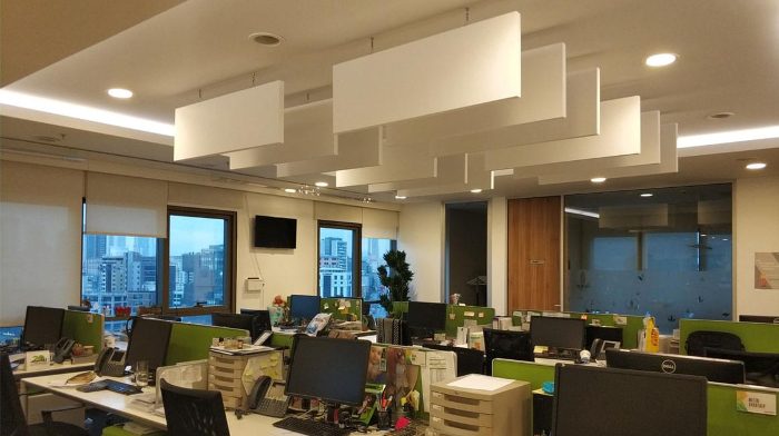 Açık ofis tavanında serbest sıralı beyaz kutu akustik baffle panel uygulaması