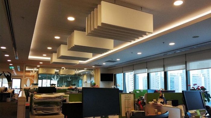 Ofis çalışma alanı tavanında beyaz dikdörtgen akustik baffle panel adası