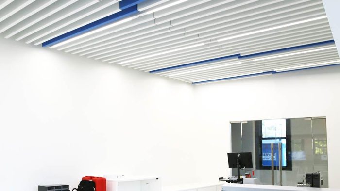 Servis bankosu tavanında beyaz ve mavi akustik baffle panel uygulaması