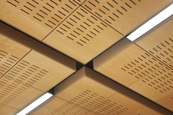 Açık akçaağaç kaydırılmış yarık desenli akustik tavan panelleri ve gömme lineer aydınlatma