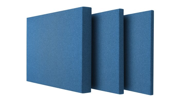 Mavi kumaş kaplı üç akustik panelin yan yana dizilimi, düz kenar