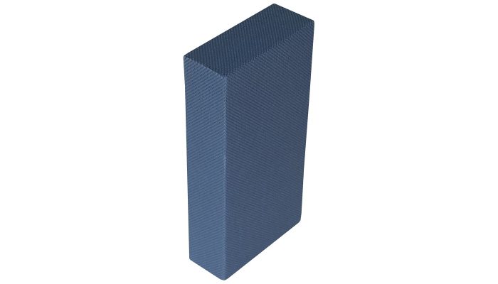 Lacivert dokulu kumaş kaplı kalın akustik panel, dik kenar, açılı görünüm