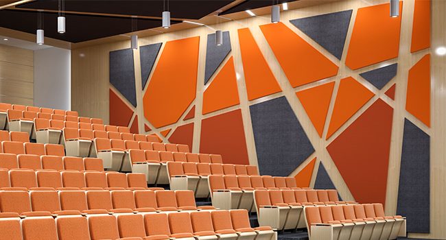 Oditoryum duvarında turuncu gri geometrik kumaş kaplı akustik paneller ve ahşap çıtalar