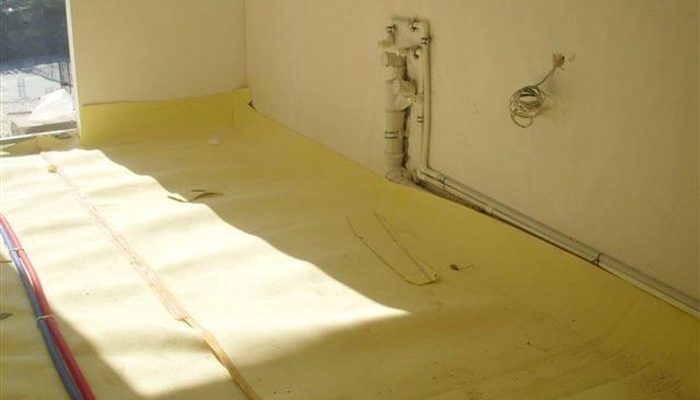 Şilte serili odada duvar dibinden geçen tesisat hattı ve şiltenin duvara kalkan kenarı