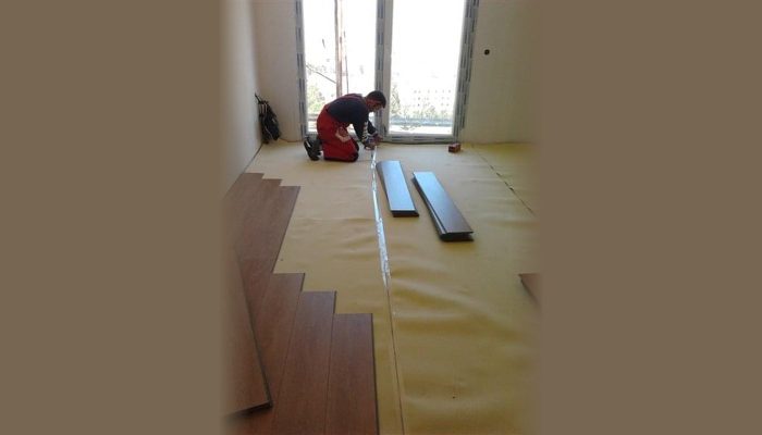 Şilte serili zemine laminat parke döşeyen uygulamacı