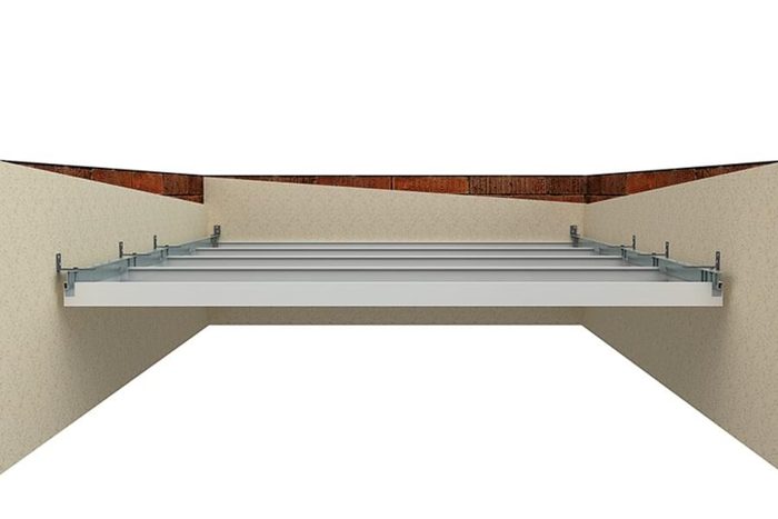 Duvara mesnetli boş metal taşıyıcı sistem, akustik tavan paneli montaj hazırlığı